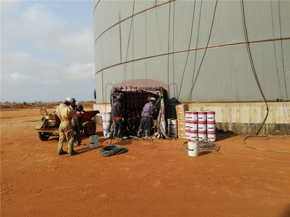 Đổ bộ tại bể chứa nhiên liệu ở Angola
